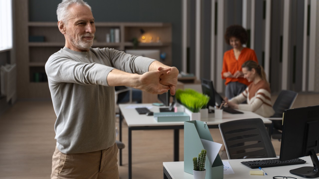 Profissional realizando avaliação ergonômica em escritório corporativo